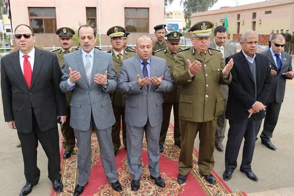 محافظ المنوفية ومدير الأمن  يضعا إكليلاً من الزهور على النصب التذكارى للشهداء